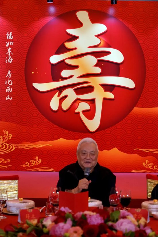 HJC黄金城·集团拥有一个好平台相关图片