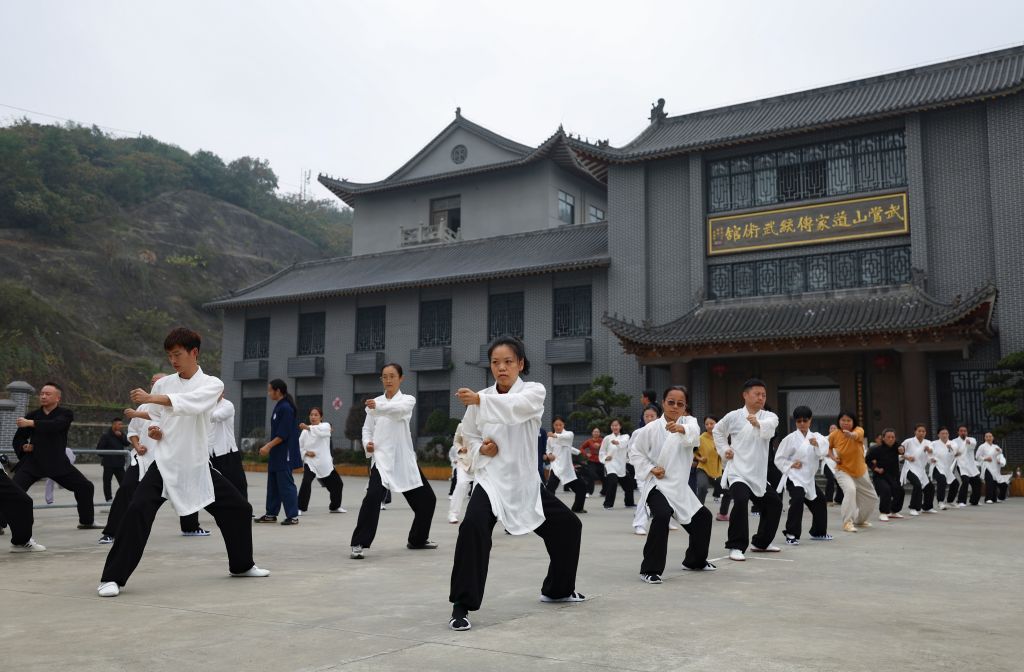 了解HJC黄金城·集团