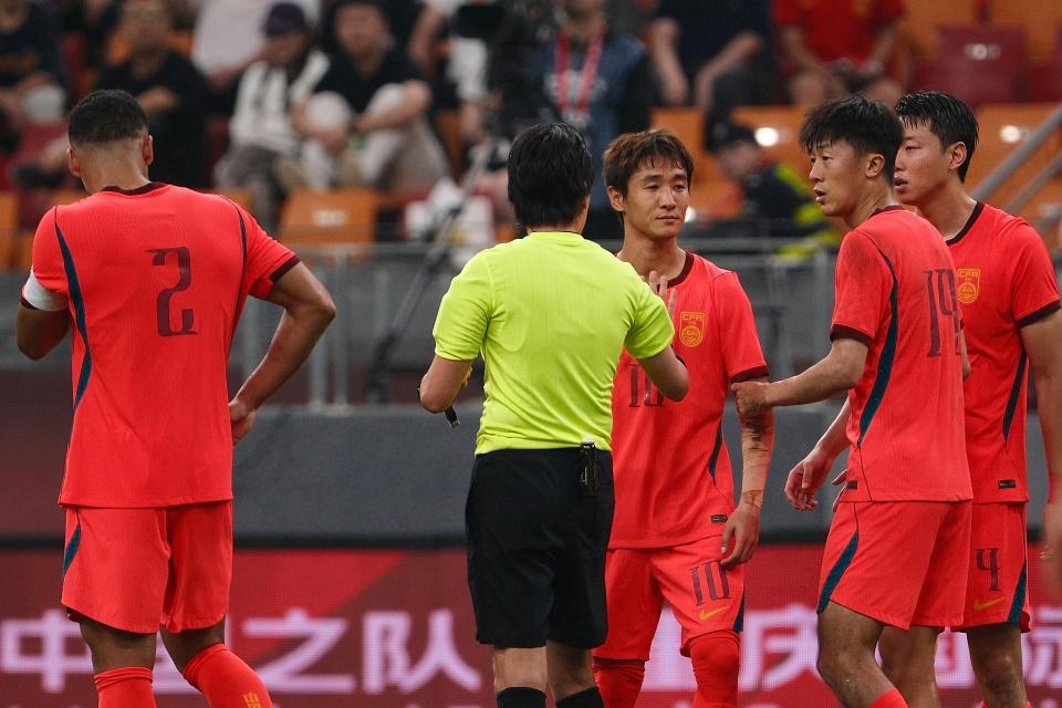 国足0-1遭3连败！队史首负塔吉克斯坦 刘殿座送礼 韦世豪肘击染红