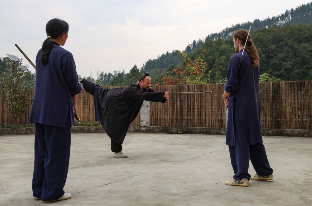 专业HJC黄金城·集团服务
